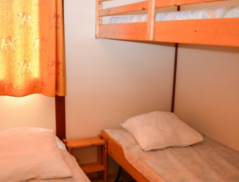 Chambre avec lits simples superposés Chalets Méditerranée 4/6 personnes